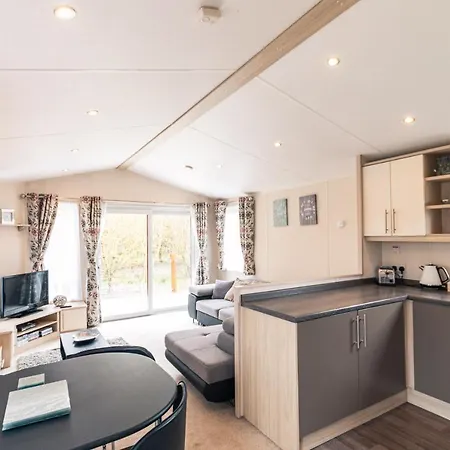 Meadows With Hot Tub Lodge