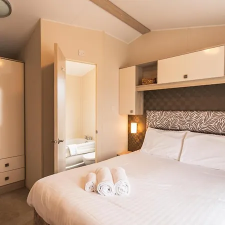 Meadows With Hot Tub Lodge *