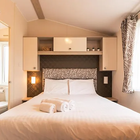 Meadows With Hot Tub Lodge *