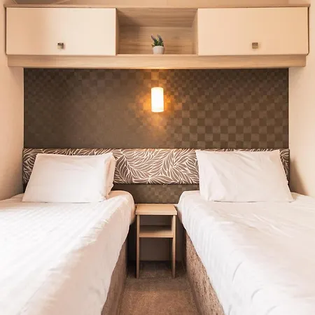 Meadows With Hot Tub Lodge