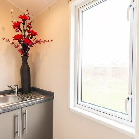 Meadows With Hot Tub Lodge *