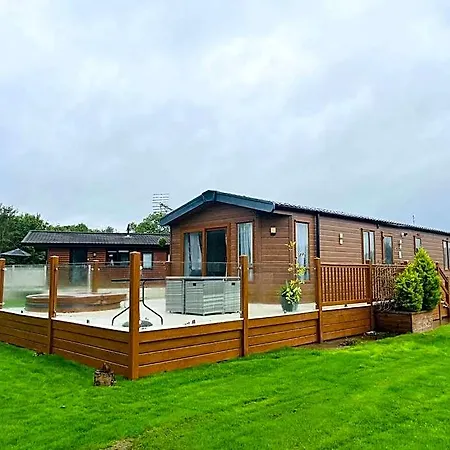 Meadows With Hot Tub Malton