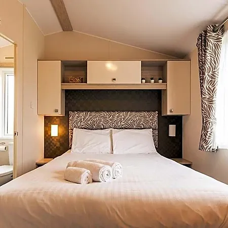 Meadows With Hot Tub Lodge *