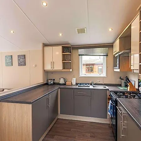 Meadows With Hot Tub Lodge *