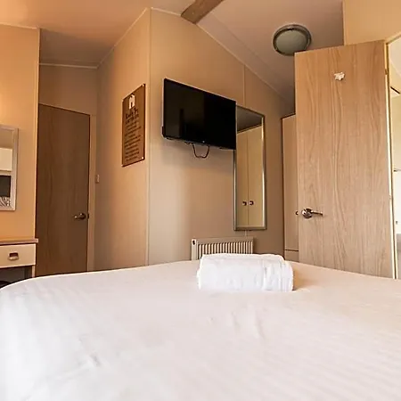 Meadows With Hot Tub Lodge